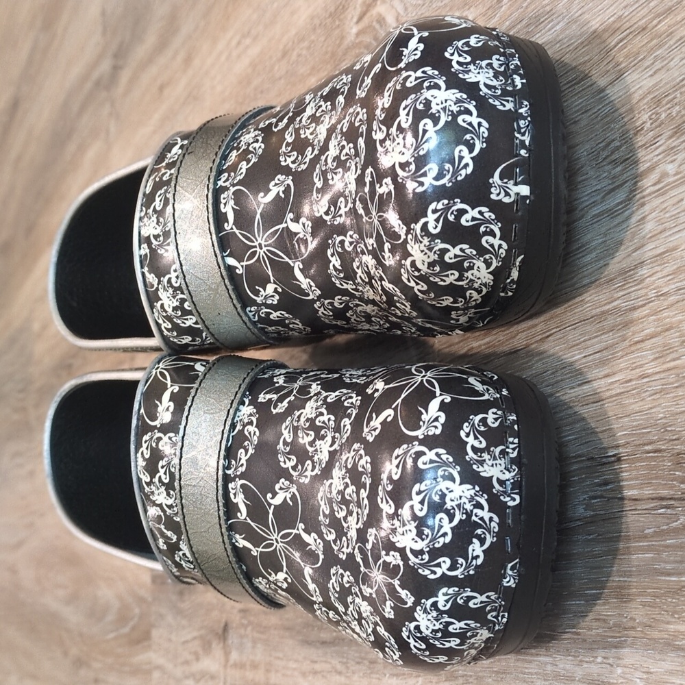 Sanita Black and ⚫🔲 White with Floral Design Clogs Women's size 42 Euro (12 US) - Picture 2 of 12